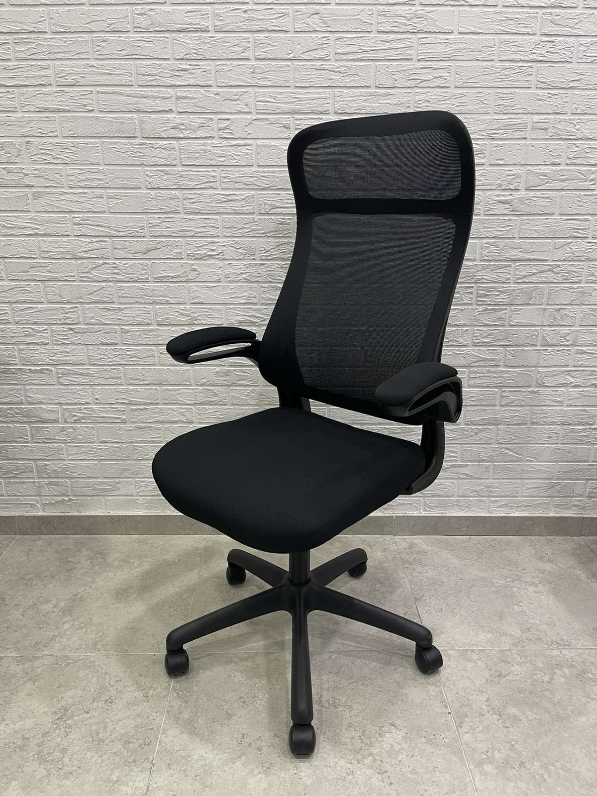 Aron, black